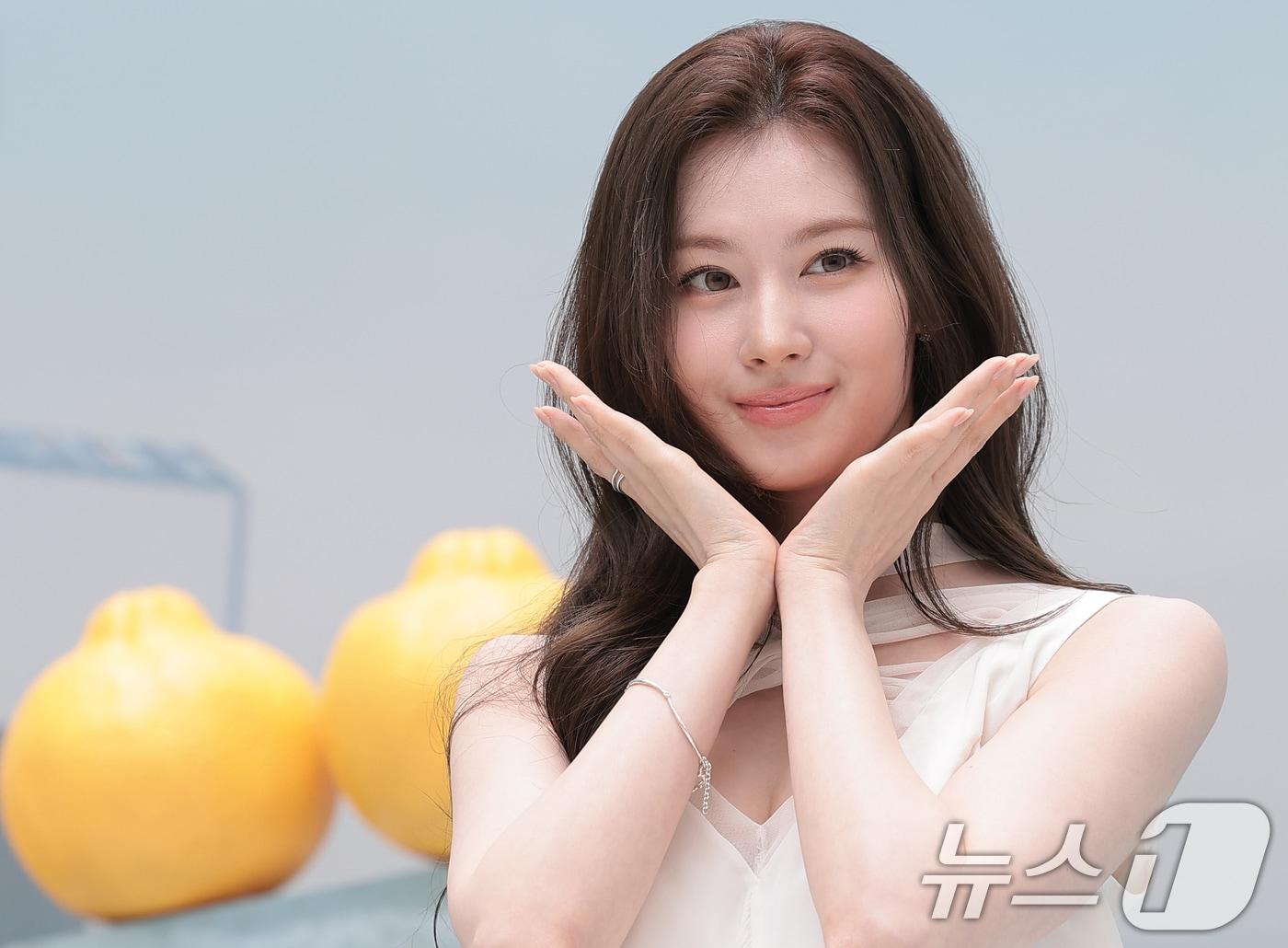 본문 이미지 - 트와이스(TWICE) 사나가 눈부신 미모로 시선을 사로잡았다. ⓒ 뉴스1 권현진 기자