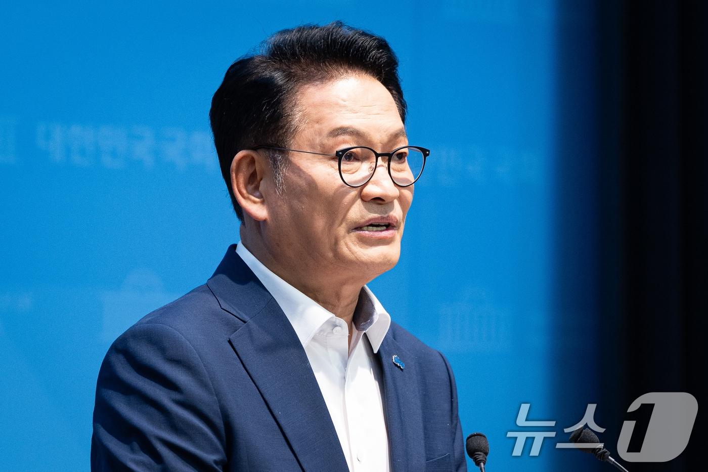 본문 이미지 - 송영길 더불어민주당 당대표 후보가 13일 서울 여의도 국회 소통관에서 민생현안 관련 기자회견을 하고 있다. 2026.8.13 ⓒ 뉴스1 유승관 기자