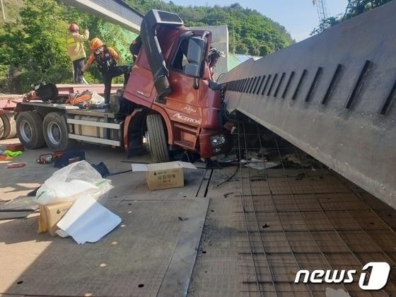 본문 이미지 - 지난 2022년5월26일 오후 3시47분께 전북 진안군 안천면 용담댐 인근 국도 13호 다리공사 현장에서 대형 교량 구조물이 트레일러 위로 떨어지는 사고가 발생해 50대 근로자가 숨졌다.(전북소방 제공)뉴스1 DB