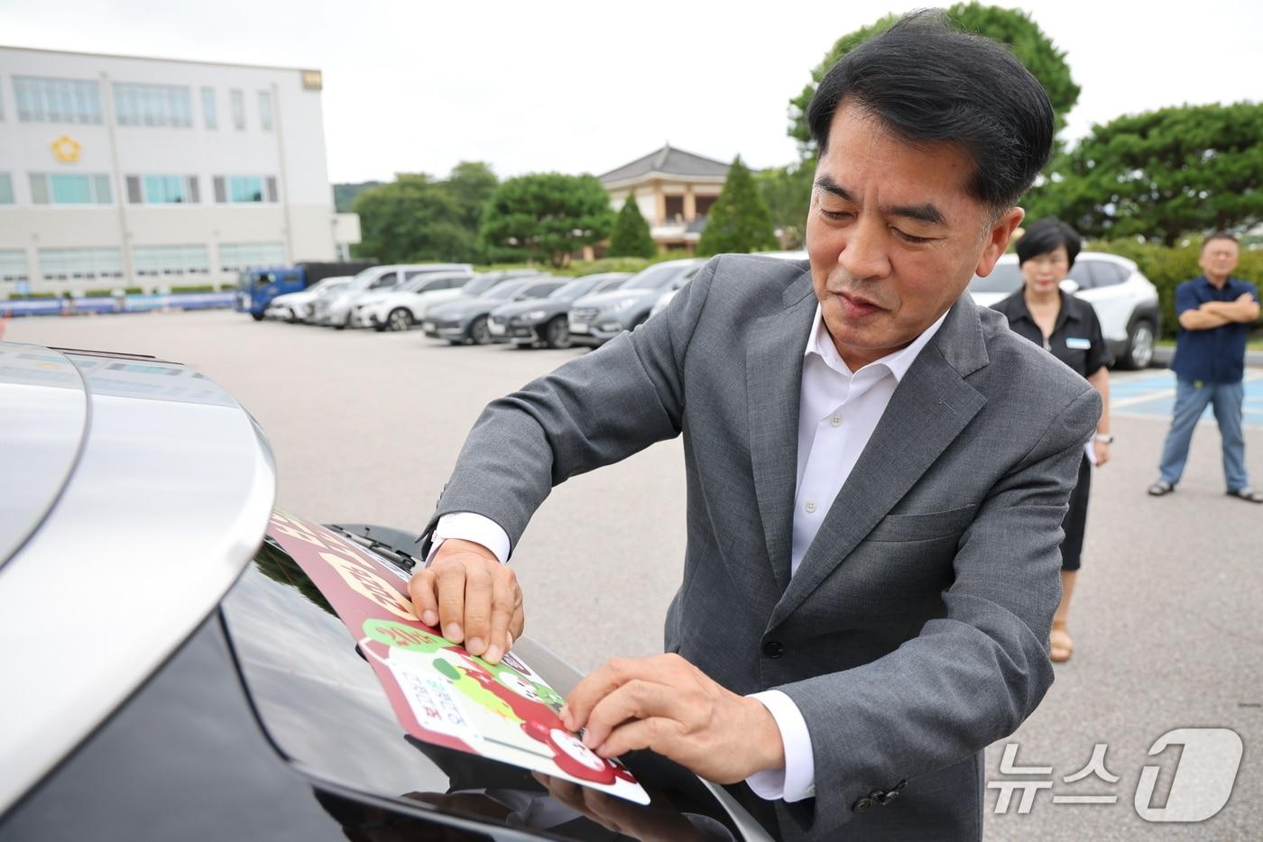본문 이미지 - 13일 최재형 보은군수가 대전개인택시 뒷유리에   '2026 보은대추축제'를 홍보하는 스티커를 부착했다.(보은군 제공. 재판매 및 DB금지)/뉴스1