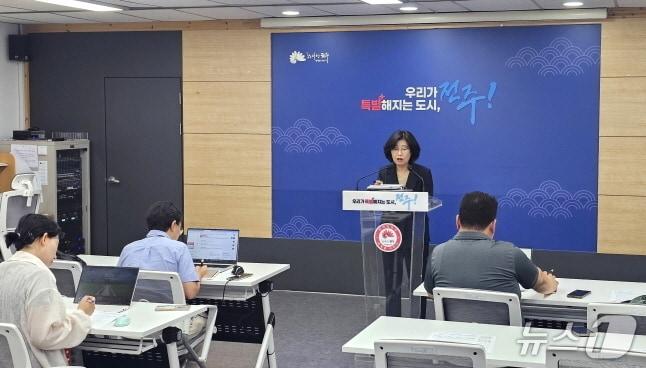 본문 이미지 - 김은주 전주시 경제산업국장은 13일 정례브리핑을 갖고 골목경제 활성화에 대해 설명하고 있다./뉴스1
