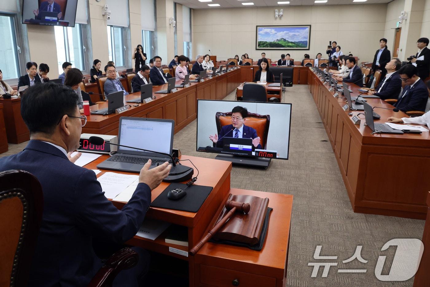 본문 이미지 - 김정호 기후특위 위원장이 13일 오전 서울 여의도 국회에서 열린 기후위기특별위원회 전체회의에서 발언을 하고 있다. 2026.8.13 ⓒ 뉴스1 황기선 기자
