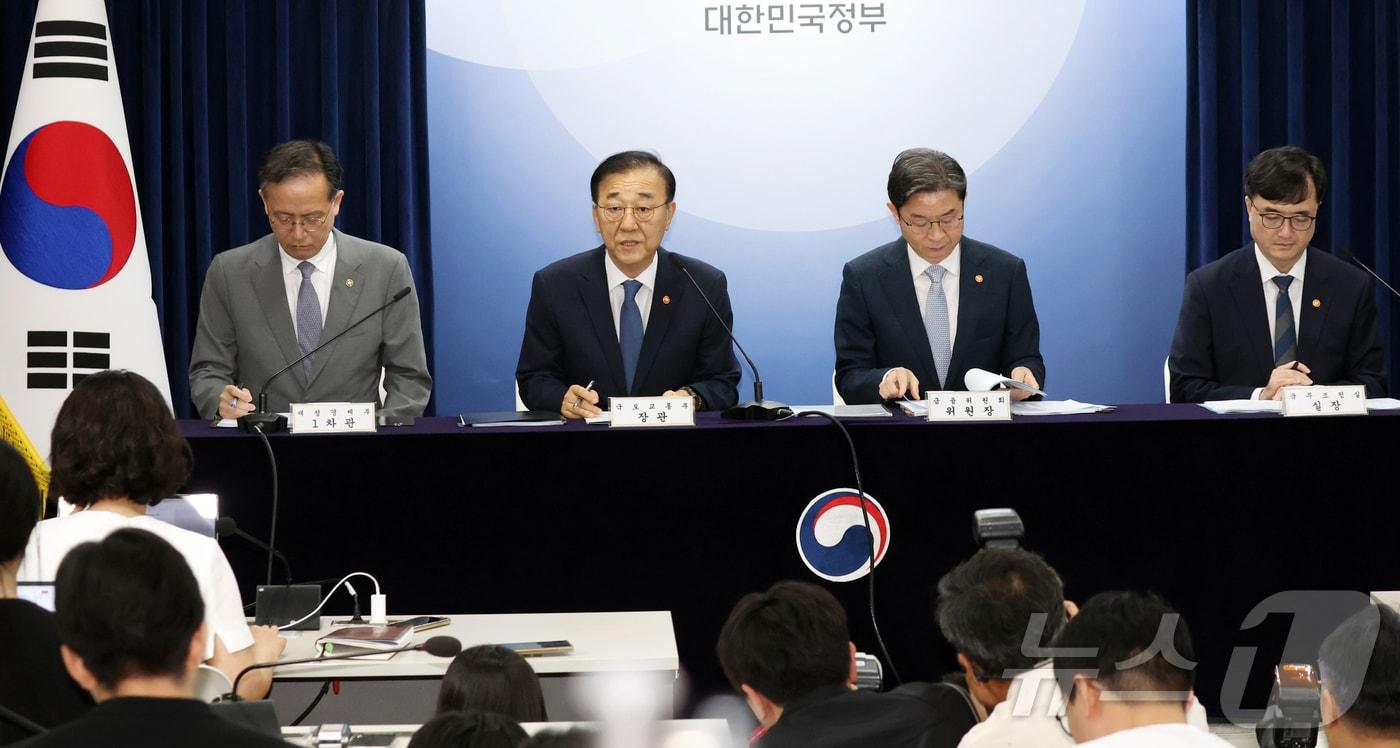 본문 이미지 - 김윤덕 국토교통부 장관 등이 서울 종로구 세종대로 정부서울청사에서 전월세 및 매매시장 안정을 위한 주택 신속공급 방안 및 부동산 시장 안정을 위한 금융 종합대책을 발표하고 있다. 왼쪽부터 이형일 재정경제부 1차관, 김 장관, 이억만 금융위원장, 임기근 국무조정실장. ⓒ 뉴스1 김명섭 기자