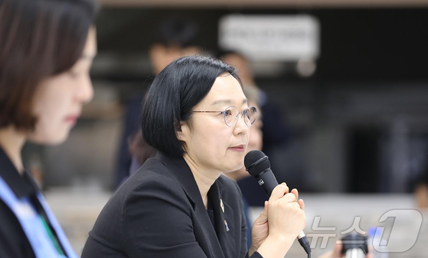본문 이미지 - 한성숙 국무총리가 13일 무안국제공항을 찾아 12·29 무안공항 제주항공 여객기 참사 유가족들과 만나고 있다. 2026.8.13 ⓒ 뉴스1 안재영 기자