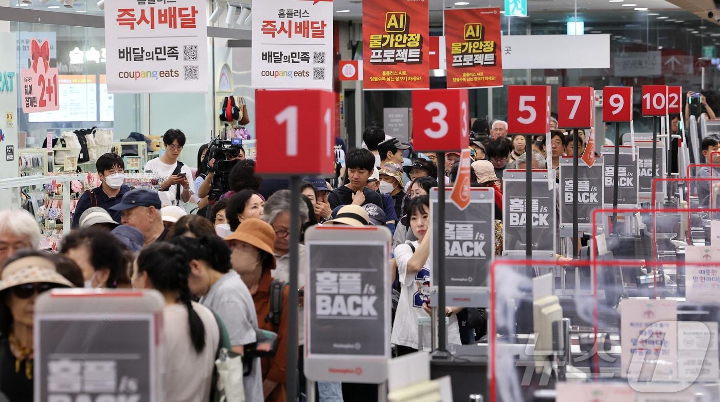 본문 이미지 - 임시 휴업에 들어갔던 홈플러스 67개 점포가 정식으로 재개장한 13일 서울 강서구 홈플러스 강서점을 찾은 시민들이 입장을 기다리고 있다. 2026.8.13 ⓒ 뉴스1 김성진 기자