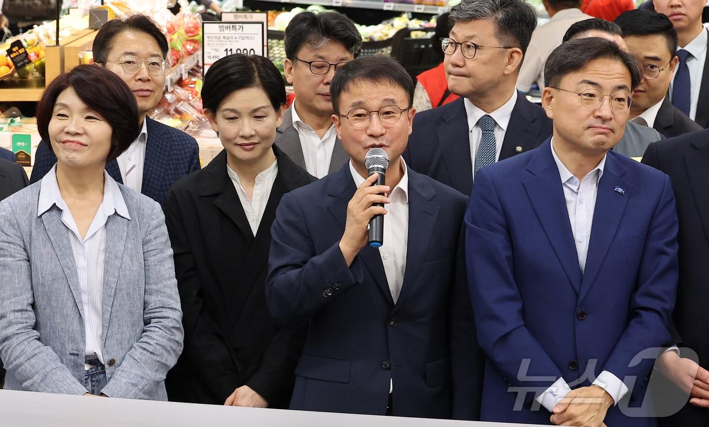 본문 이미지 - 한병도 더불어민주당 당대표 직무대행이 13일 서울 강서구 홈플러스 강서점에서 '홈플러스 정상화를 위한 장보기 캠페인'에서 발언하고 있다. 2026.8.13 ⓒ 뉴스1 김성진 기자