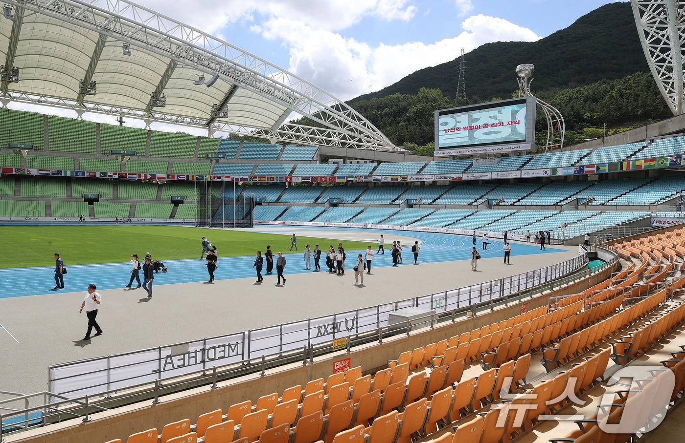 본문 이미지 - '2026 대구세계마스터즈육상대회' 개막을 앞두고 13일 대구 수성구 대구스타디움에서 열린 미디어 브리핑 및 경기장 투어에 참가한 취재진 이 준비 상황을 살펴보고 있다. (사진은 기사 내용과 무관함) 2026.8.13 ⓒ 뉴스1 공정식 기자
