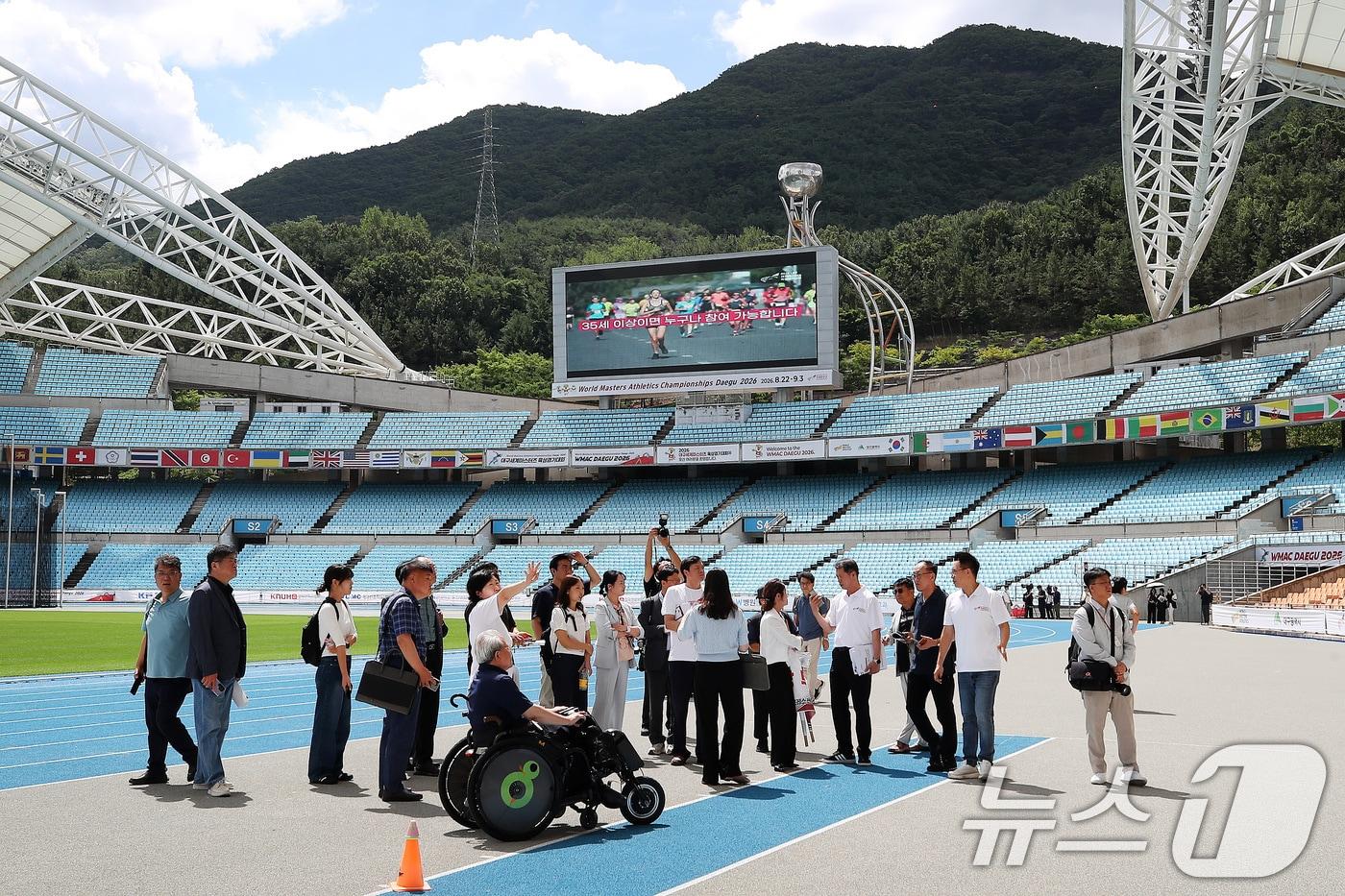 본문 이미지 - 13일 '2026 대구세계마스터즈육상대회' 개막을 일주일 앞두고 대구 수성구 대구스타디움에서 열린 미디어 브리핑 및 경기장 투어에 참가한 취재진이 준비 상황을 살펴보고 있다. 2026.8.13 ⓒ 뉴스1 공정식 기자