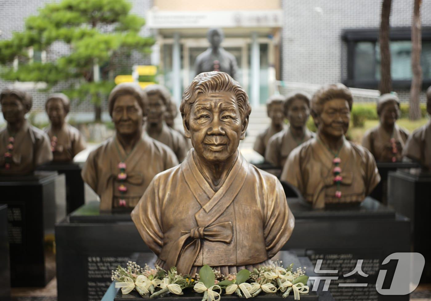 본문 이미지 - 일본군 '위안부' 피해자 기림의 날을 하루 앞둔 13일 경기 광주시 퇴촌면 나눔의집에 위안부 피해자 할머니들의 흉상이 세워져 있다. 2026.8.13 ⓒ 뉴스1 김영운 기자
