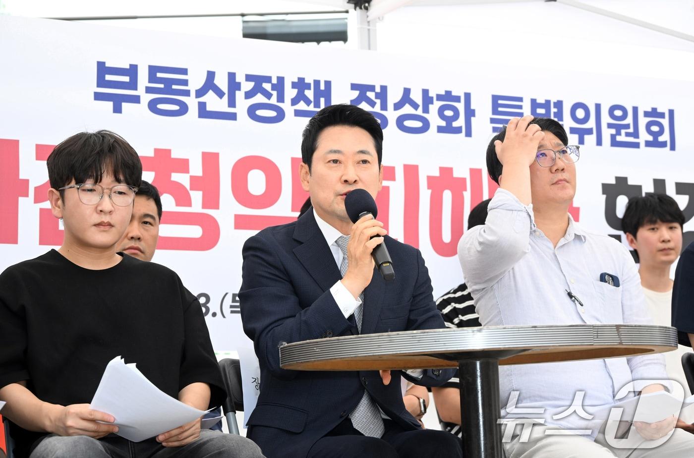 본문 이미지 - 장동혁 국민의힘 대표가 지난 13일 경기 고양시 창릉 공공주택지구 공사현장에서 열린 부동산 정상화 특별위원회 '뉴홈 사전청약 피해자 현장간담회'에서 모두발언을 하고 있다. (공동취재) 2026.8.13 ⓒ 뉴스1 이호윤 기자