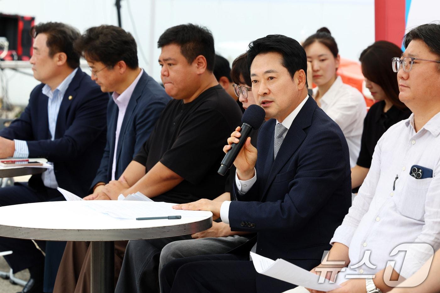 본문 이미지 - 장동혁 국민의힘 대표가 13일 경기 고양시 창릉 공공주택지구 공사현장에서 열린 부동산 정상화 특별위원회 '뉴홈 사전청약 피해자 현장간담회'에서 모두발언을 하고 있다. (공동취재) 2026.8.13 ⓒ 뉴스1 이호윤 기자