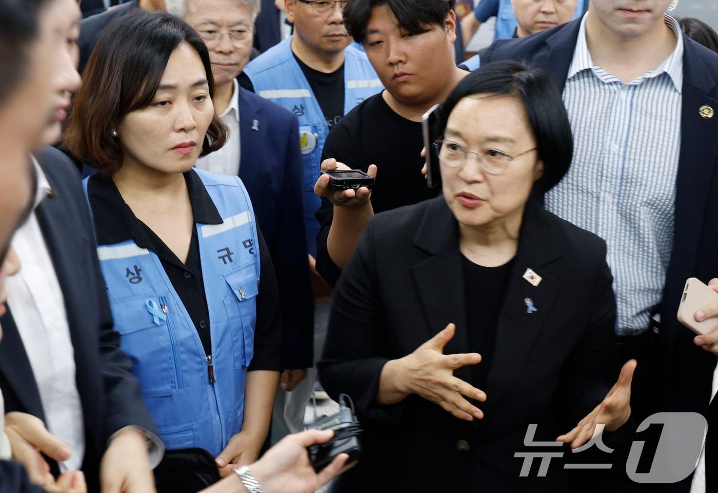 본문 이미지 - 한성숙 국무총리가 13일 전남광주통합특별시 무안공항에서 12·29 제주항공 여객기 참사 유가족과 간담회를 마친 후 취재진의 질문에 답하고 있다. 2026.8.13 ⓒ 뉴스1 김태성 기자
