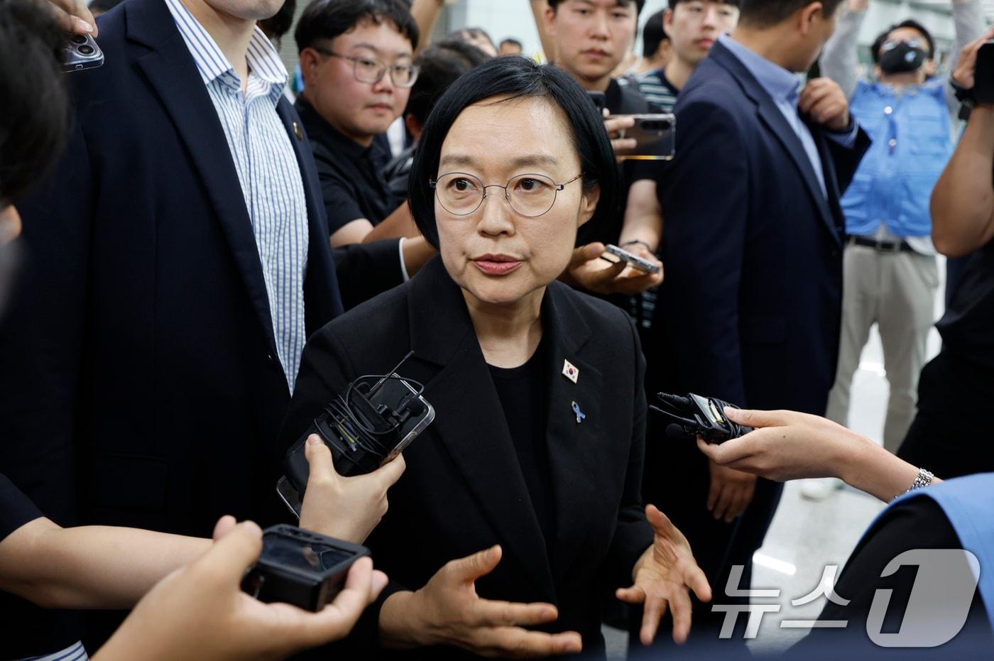 본문 이미지 - 한성숙 국무총리가 13일 전남광주통합특별시 무안공항에서 12·29 제주항공 여객기 참사 유가족과 간담회를 마친 후 취재진의 질문에 답하고 있다. 2026.8.13 ⓒ 뉴스1 김태성 기자