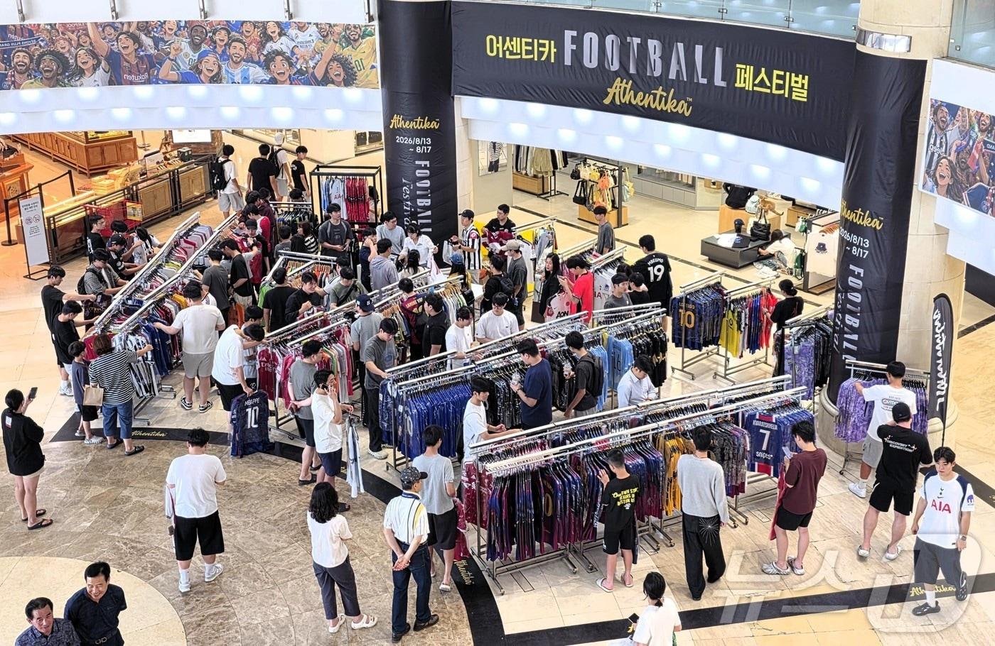 본문 이미지 - 롯데아울렛 광주월드컵점에 마련된 '어센티카' 해외 축구 유니폼 팝업 스토어. (롯데 제공. 재판매 및 DB 금지) 