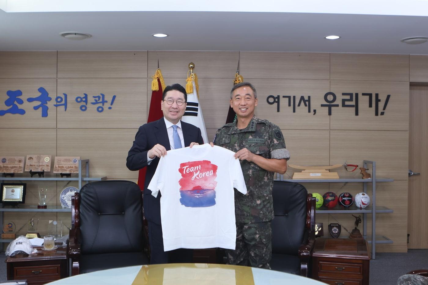 본문 이미지 - 이상현 2026 아이치·나고야 아시안게임 대한민국 선수단장이 국군체육부대를 찾아 아시안게임에 출전하는 국군체육부대 소속 국가대표 선수들의 선전을 기원하고 격려했다.(대한사이클연맹 제공)