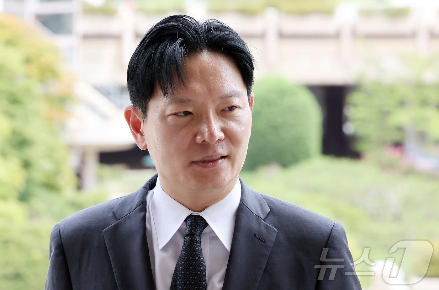 본문 이미지 - 쌍방울 대북송금 사건 수사 비위 의혹으로 정직 징계가 청구된 박상용 인천지방검찰청 부부장검사가 13일 오후 경기 과천 법무부에서 진행되는 감찰위원회에 출석하며 입장을 밝히고 있다. . 2026.8.13 ⓒ 뉴스1 김진환 기자