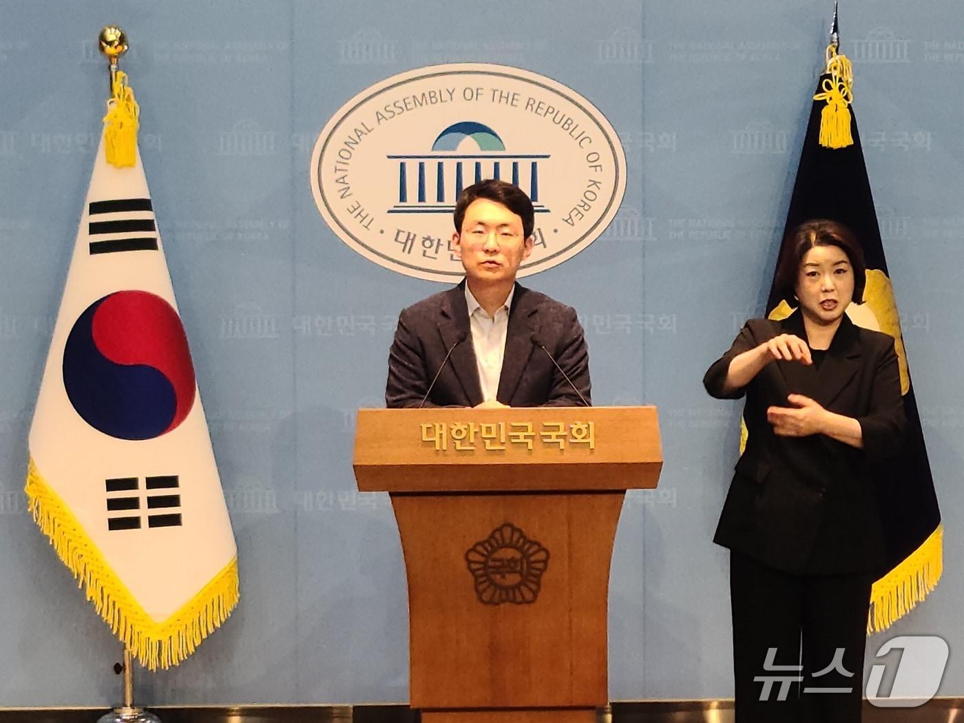 본문 이미지 - 더불어민주당 박지원 의원이 13일 국회 소통관에서 기자회견을 갖고 있다.(박지원 의원실 제공. 재판매 및 DB금지)