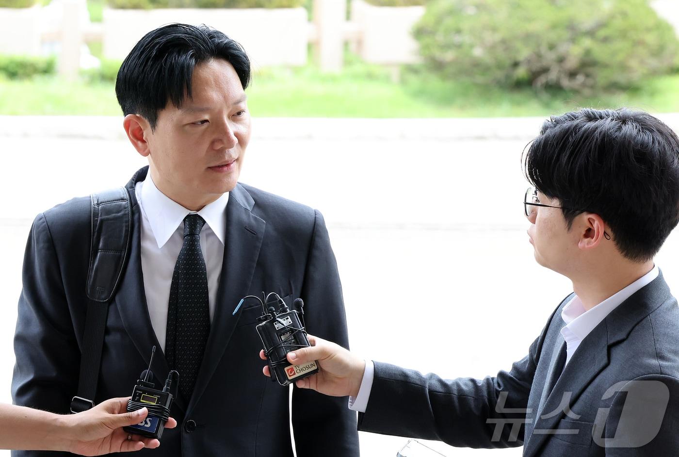 본문 이미지 - 쌍방울 대북송금 사건 수사 비위 의혹으로 정직 징계가 청구된 박상용 인천지방검찰청 부부장검사가 13일 오후 경기 과천 법무부에서 진행되는 감찰위원회에 출석하며 입장을 밝히고 있다. 앞서 대검찰청은 감찰위원회 심의를 거쳐 지난 5월 박 검사에 대해 정직 2개월의 징계를 법무부에 청구한 바 있다. 2026.8.13 ⓒ 뉴스1 김성진 기자