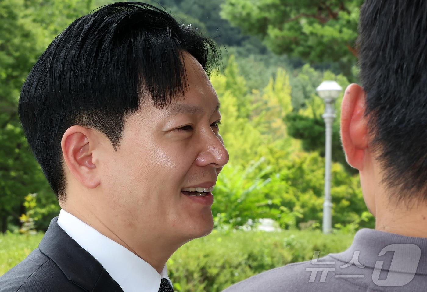 본문 이미지 - 쌍방울 대북송금 사건 수사 비위 의혹으로 정직 징계가 청구된 박상용 인천지방검찰청 부부장검사가 13일 오후 경기 과천 법무부에서 진행되는 감찰위원회에 출석하며 입장을 밝히고 있다. 앞서 대검찰청은 감찰위원회 심의를 거쳐 지난 5월 박 검사에 대해 정직 2개월의 징계를 법무부에 청구한 바 있다. 2026.8.13 ⓒ 뉴스1 김진환 기자