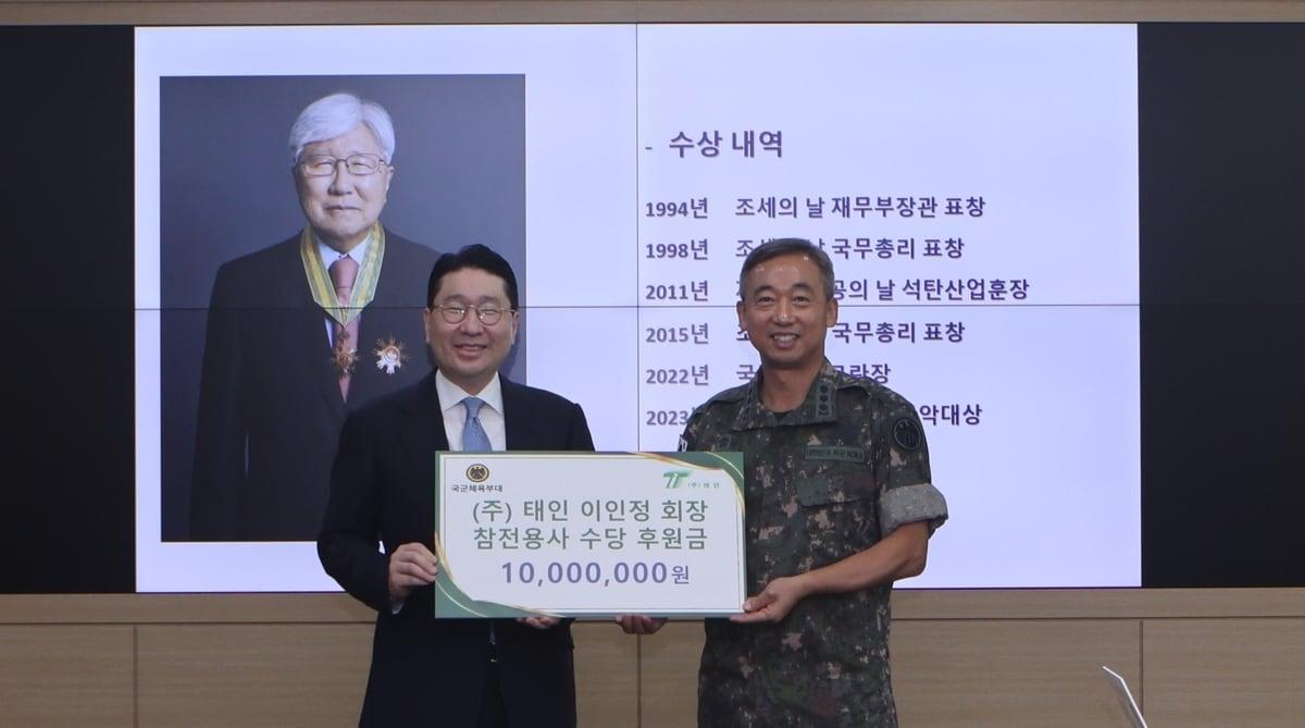 본문 이미지 - 이상현 대한사이클연맹 회장(왼쪽)이 국군체육부대 김영일 참모장에게 후원금을 전달하고 있다. (대한산악연맹 제공)