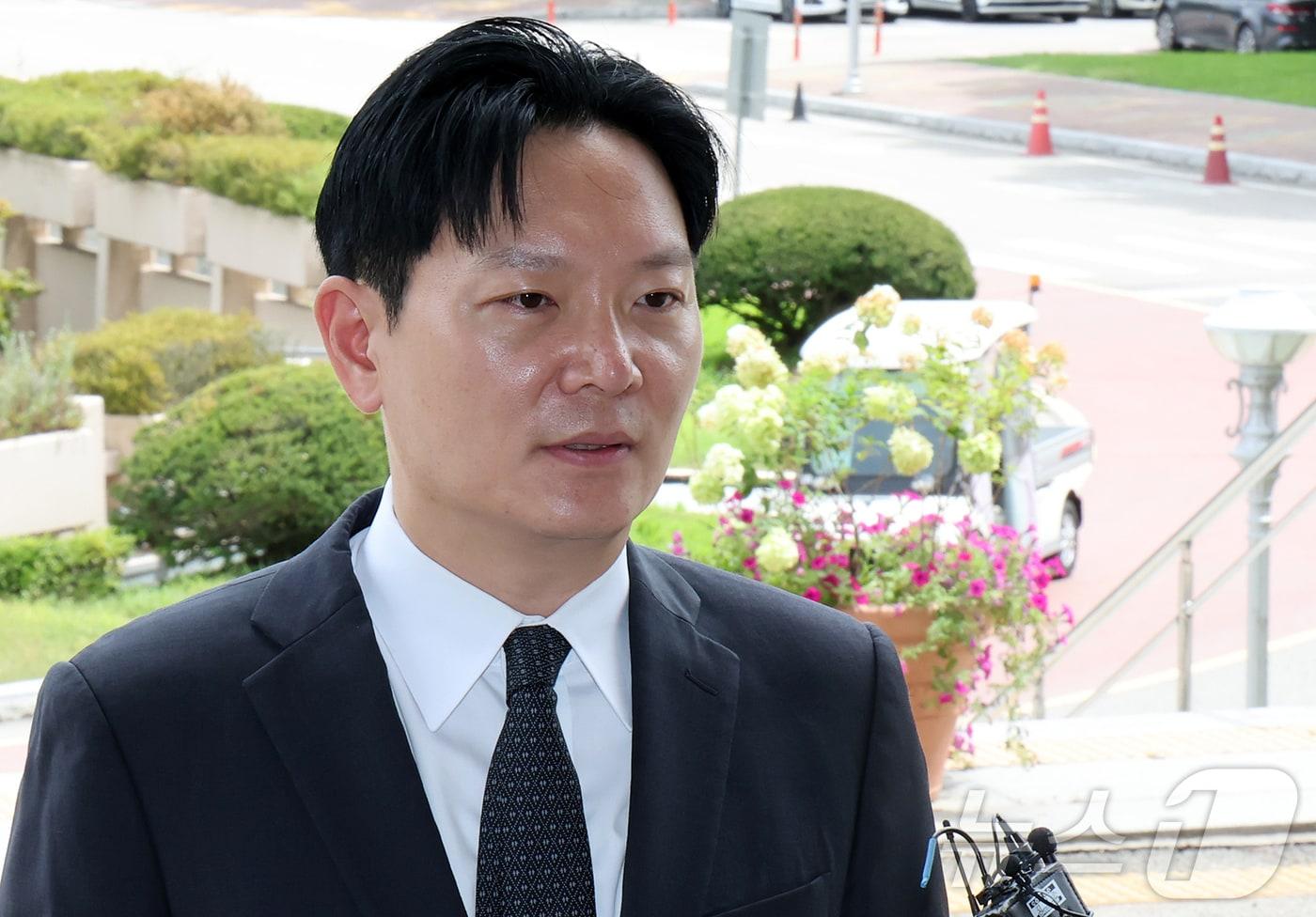 본문 이미지 - 쌍방울 대북송금 사건 수사 비위 의혹으로 정직 징계가 청구된 박상용 인천지방검찰청 부부장검사가 13일 오후 경기 과천 법무부에서 진행되는 감찰위원회에 출석하며 입장을 밝히고 있다. 2026.8.13 ⓒ 뉴스1 김진환 기자