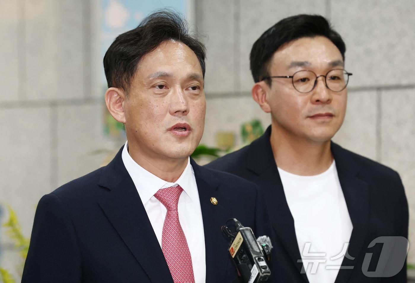 본문 이미지 - 김태규 국민의힘 법률자문위원장이 지난 13일 오후 서울 종로구 헌법재판소 민원실에서 검찰 보완수사권 폐지 관련 기본권 침해 등 위헌성을 다투기 위해 헌법소원심판청구서를 제출한 뒤 입장을 밝히고 있다. 2026.8.13 ⓒ 뉴스1 김민지 기자