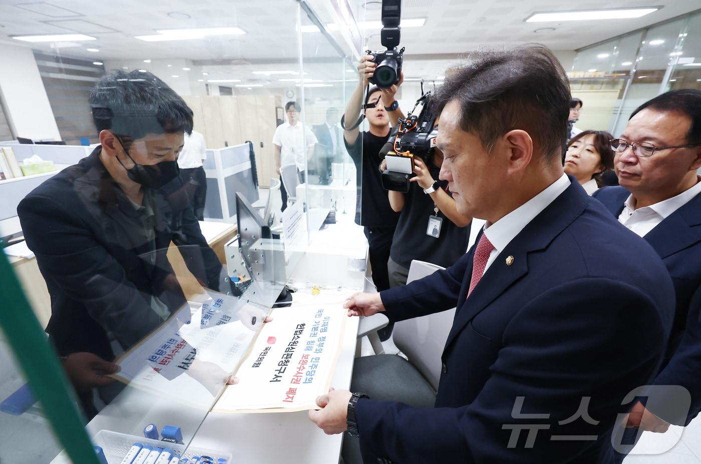 본문 이미지 - 김태규 국민의힘 법률자문위원장이 지난 13일 오후 서울 종로구 헌법재판소 민원실에서 검찰 보완수사권 폐지 관련 기본권 침해 등 위헌성을 다투기 위한 헌법소원심판청구서를 제출하고 있다. 2026.8.13 ⓒ 뉴스1 김민지 기자