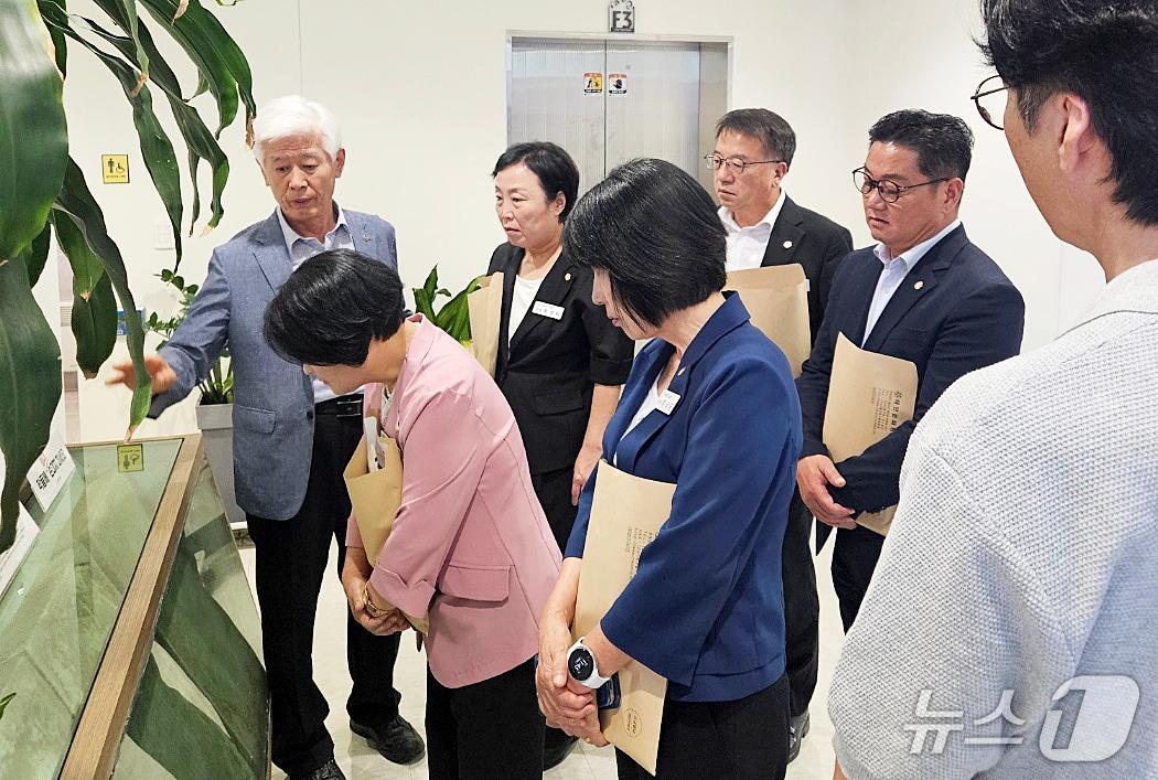 본문 이미지 - 태안군의회 의원들이 태안문화원 문헌자료실과 수장고를 둘러보고 있다.(태안군의회 제공. 재판매 및 DB금지)/뉴스1