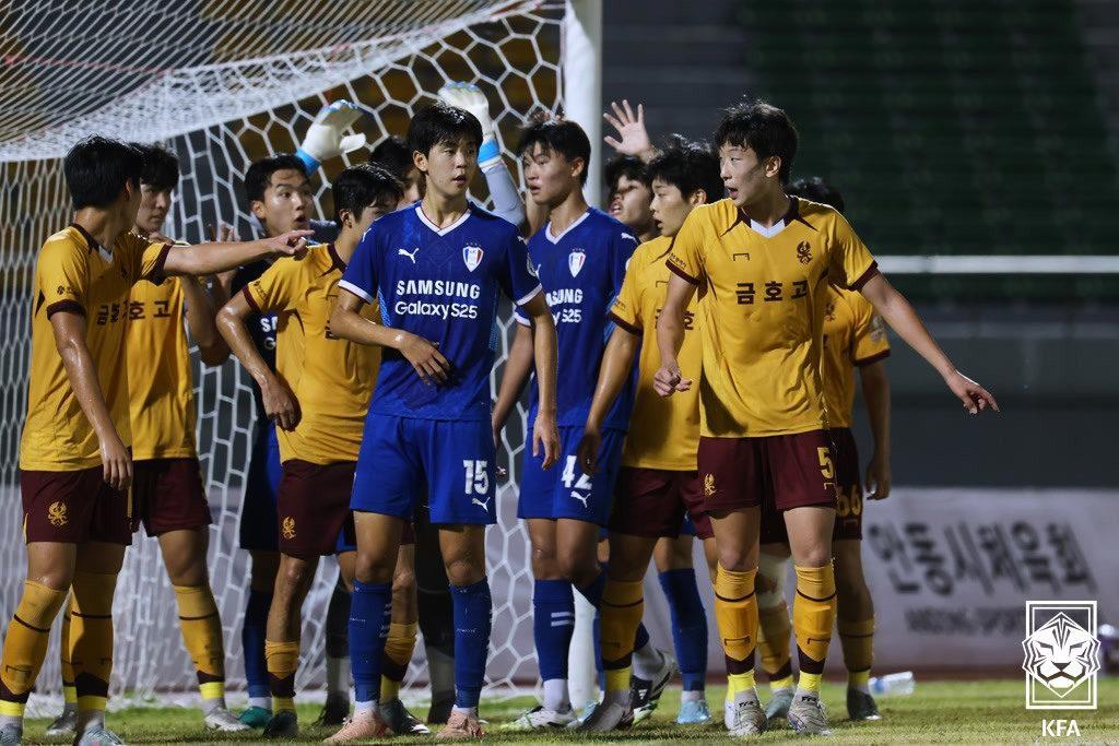 본문 이미지 - 지난해 왕중왕전 매탄고(수원삼성 U18)와 금호고(광주FC U18) 경기장면. (대한축구협회 제공)