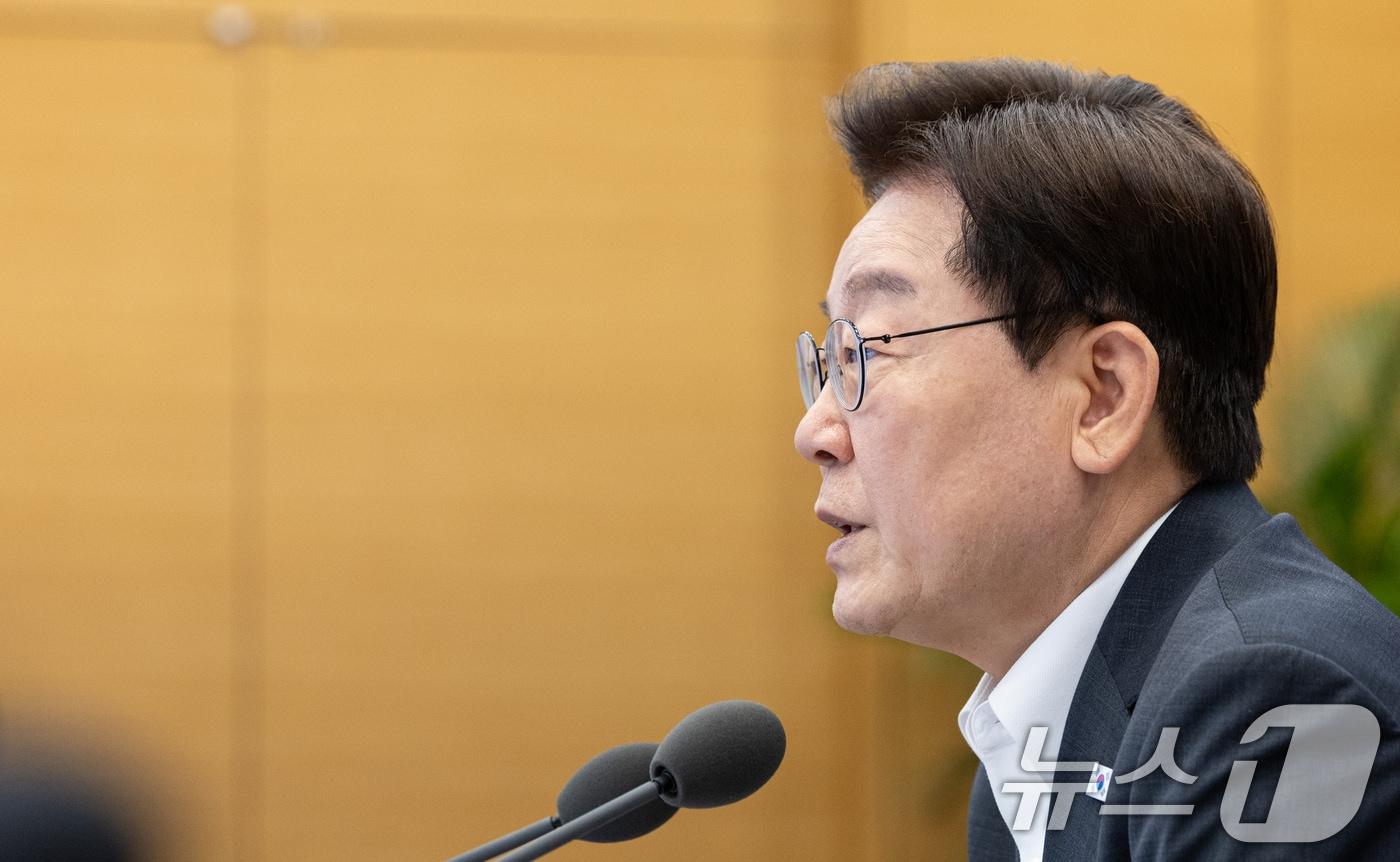 본문 이미지 - 이재명 대통령이 13일 청와대에서 열린 수석보좌관회의에서 발언을 하고 있다. 2026.8.13 ⓒ 뉴스1 이재명 기자