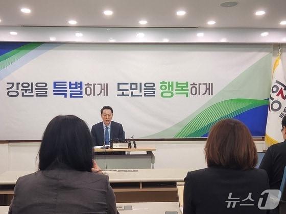 본문 이미지 - 지난 12일 강원도청 브리핑룸에서 열린 취임 한달 기자간담회에서 발언하는 우상호 강원도지사.(뉴스1 자료사진)