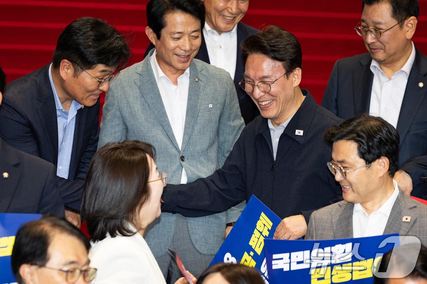 본문 이미지 - 김민석 더불어민주당 당대표 후보가 13일 서울 여의도 국회에서 열린 민생입법 방해·5.18 역사 왜곡 국민의힘 규탄대회에 참석해 의원들과 인사하고 있다. 2026.8.13 ⓒ 뉴스1 유승관 기자