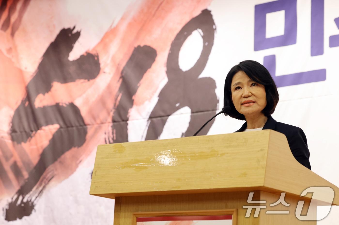 본문 이미지 - 이진숙 국민의힘 의원이 13일 오후 서울 여의도 국회 도서관에서 열린 '5·18 민주화운동의 재조명 국회공개포럼'에서 환영사를 하고 있다. 2026.8.13 ⓒ 뉴스1 황기선 기자
