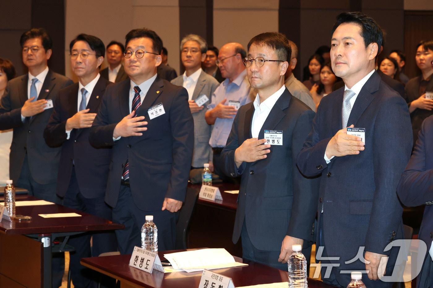 본문 이미지 - 13일 오후 서울 중구 한국프레스센터에서 열린 한국기자협회 창립 62주년 기념식에서 참석자들이 국민의례를 하고 있다. 오른쪽부터 장동혁 국민의힘 대표, 한병도 더불어민주당 당대표 직무대행 겸 원내대표, 박종현 한국기자협회장, 조정식 국회의장, 성기홍 청와대 홍보소통수석. 2026.8.13 ⓒ 뉴스1 이광호 기자