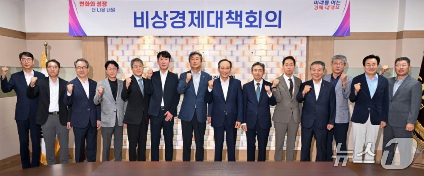 본문 이미지 - 추경호 대구시장(오른쪽 7번째)이 13일 대한건설협회 대구시회 건설회관에서 지역 건설업계 대표들과 만나 파이팅을 외치고 있다.(대구시 제공, 재판매 및 DB 금지)