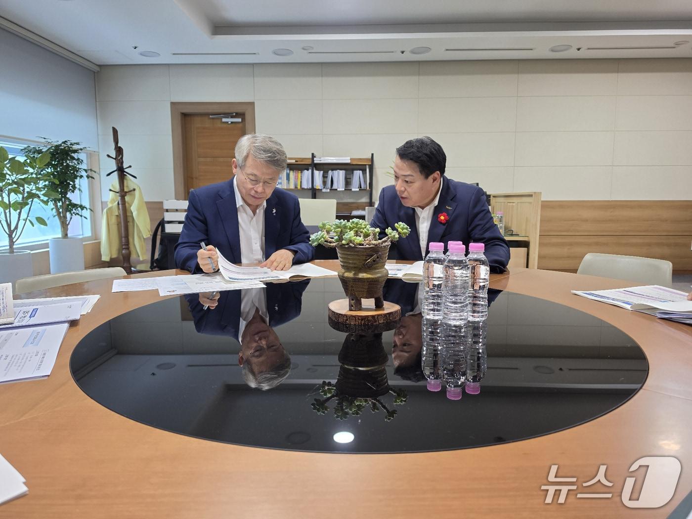 본문 이미지 - 전날 박성현  전남광주통합특별시 광양시장이 민형배 전남광주통합특별시장에게 광양의 미래 성장과 동부권 균형발전을 견인할 5대 핵심사업을 설명하고 있다(광양시 제공)
