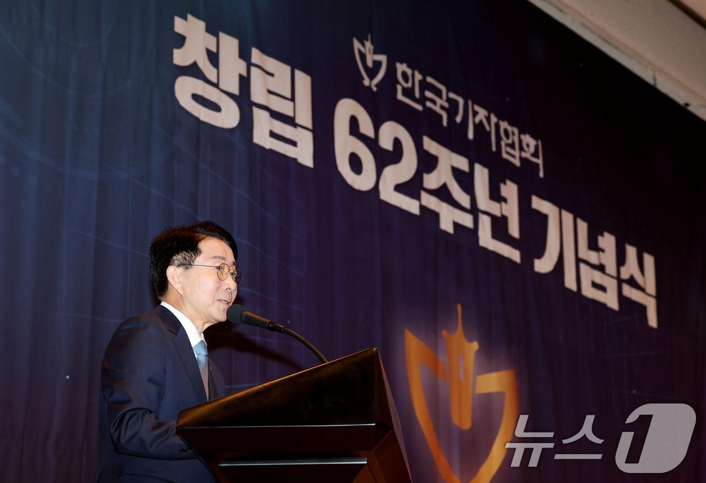 본문 이미지 - 조정식 국회의장이 13일 오후 서울 중구 한국프레스센터에서 열린 한국기자협회 창립 62주년 기념식에 참석해 축사를 하고 있다. 2026.8.13 ⓒ 뉴스1 이광호 기자