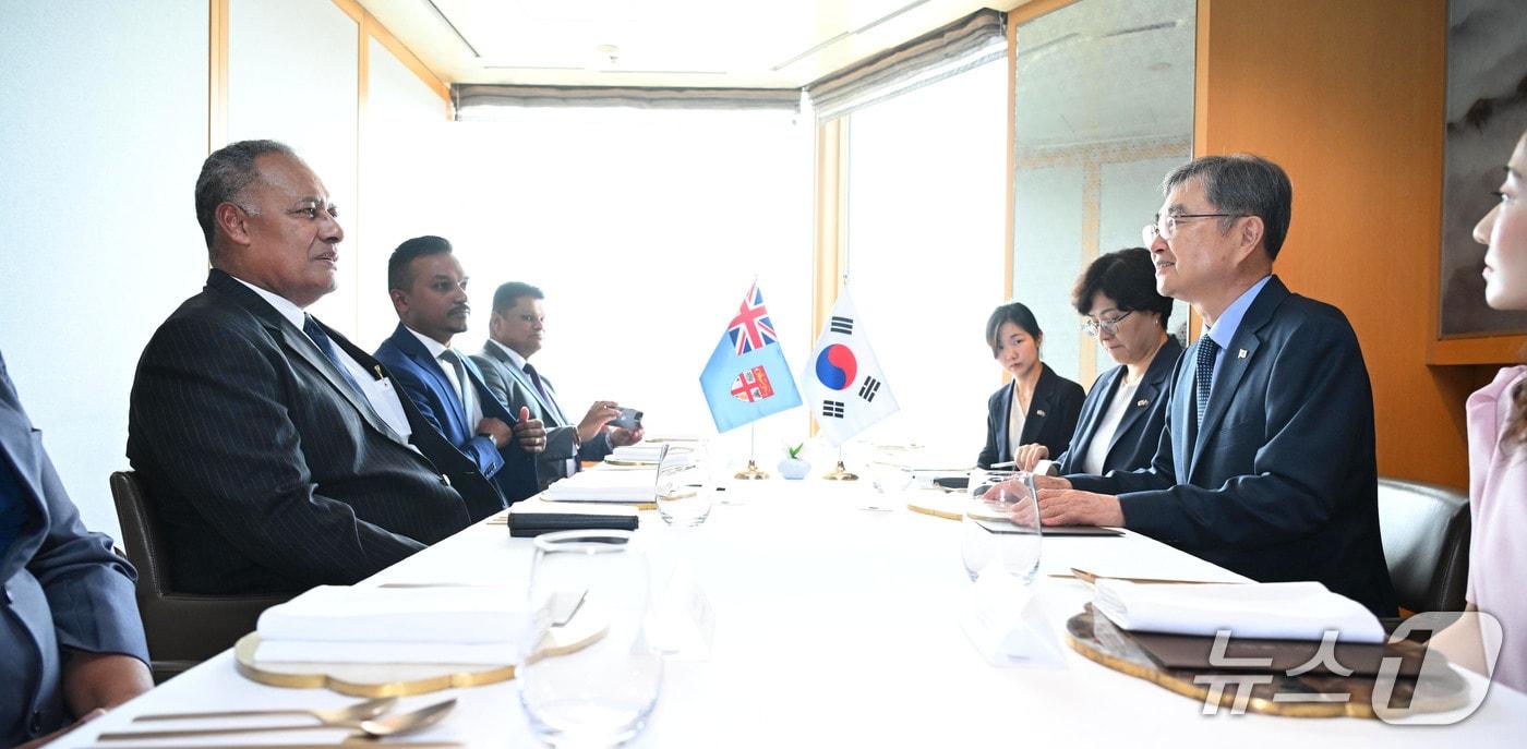 본문 이미지 - 조현 외교부 장관이 13일 사키아시 디토카 피지 외교장관과 만나 중동 정세 불안에 따른 에너지 공급망 협력과 개발협력 확대 방안을 논의했다.(외교부 제공).