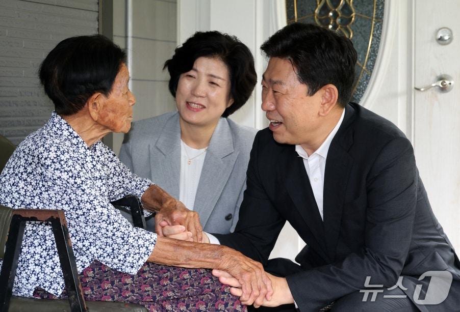 본문 이미지 - 박용선 경북 포항시장이  13일 경북 지역 유일 생존자인 북구 죽장면 박 모(98)씨 자택을 찾아 위문하고 있다. (포항시제공, 재판매 및 DB금지) 2026.8.13/뉴스1