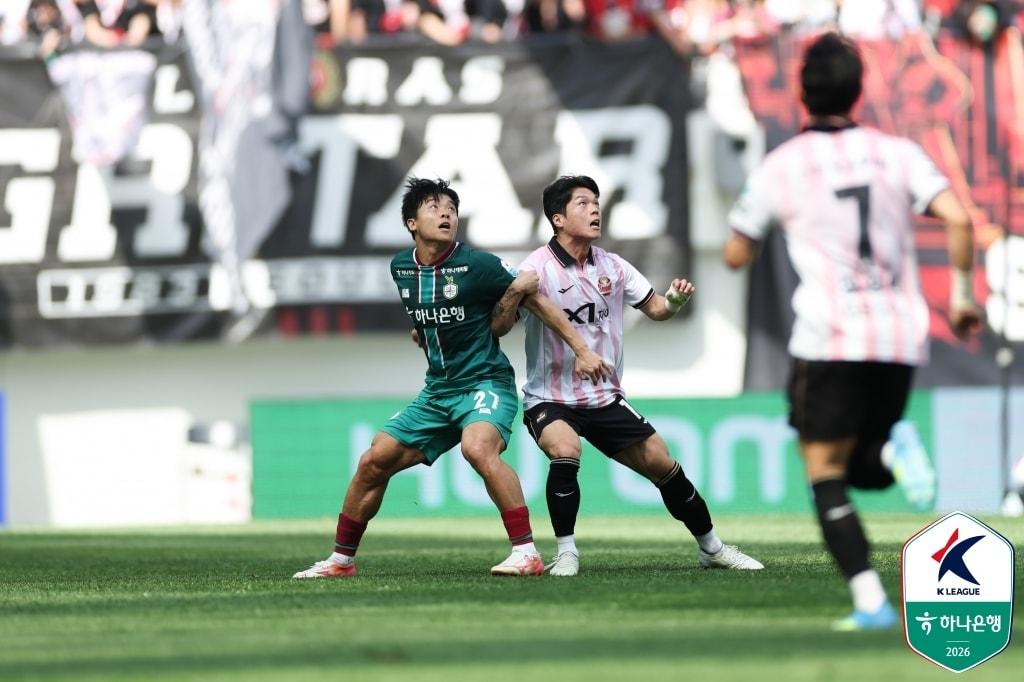 본문 이미지 - 리그 선두 FC서울과 9위 대전이 시즌 3번째 맞대결을 펼친다. 올 시즌 두 팀은 서로 상대 홈에서 승전고를 울렸다. (한국프로축구연맹 제공)