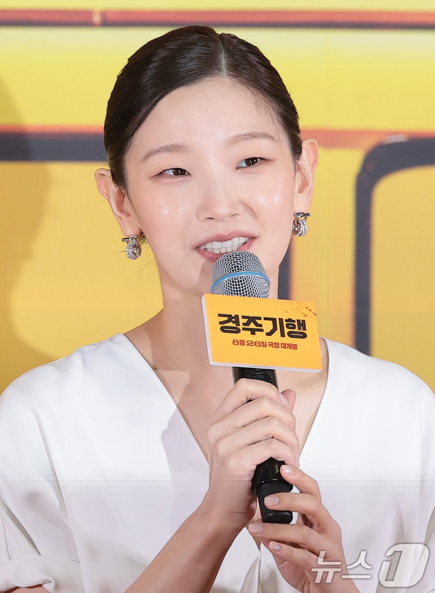 본문 이미지 - 배우 박소담이 13일 오후 서울 송파구 롯데시네마 월드타워점에서 열린 영화 ‘경주기행’(감독 김미조) 언론배급시사회 및 기자간담회에서 인사말을 하고 있다. ‘경주기행’은 수학여행에서 돌아오지 못한 막내딸 경주를 위해 8년의 기다림 끝에 죽이는 여행을 떠난 네 모녀의 가족 복수극이다. 2026.8.13 ⓒ 뉴스1 권현진 기자