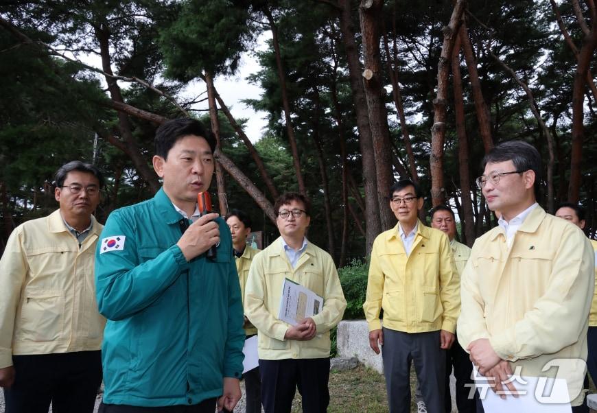 본문 이미지 - 박용선 경북 포항시장(왼쪽 두번째)과 박은식 산림청장이 13일 소나무재선충병 방제작업이 진행 중인 북구 기계면 유인항공방제 현장을 찾아 피해 상황 등을 확인했다. (포항시 제공, 재판매 및 DB금지) 2026.8.13/뉴스1