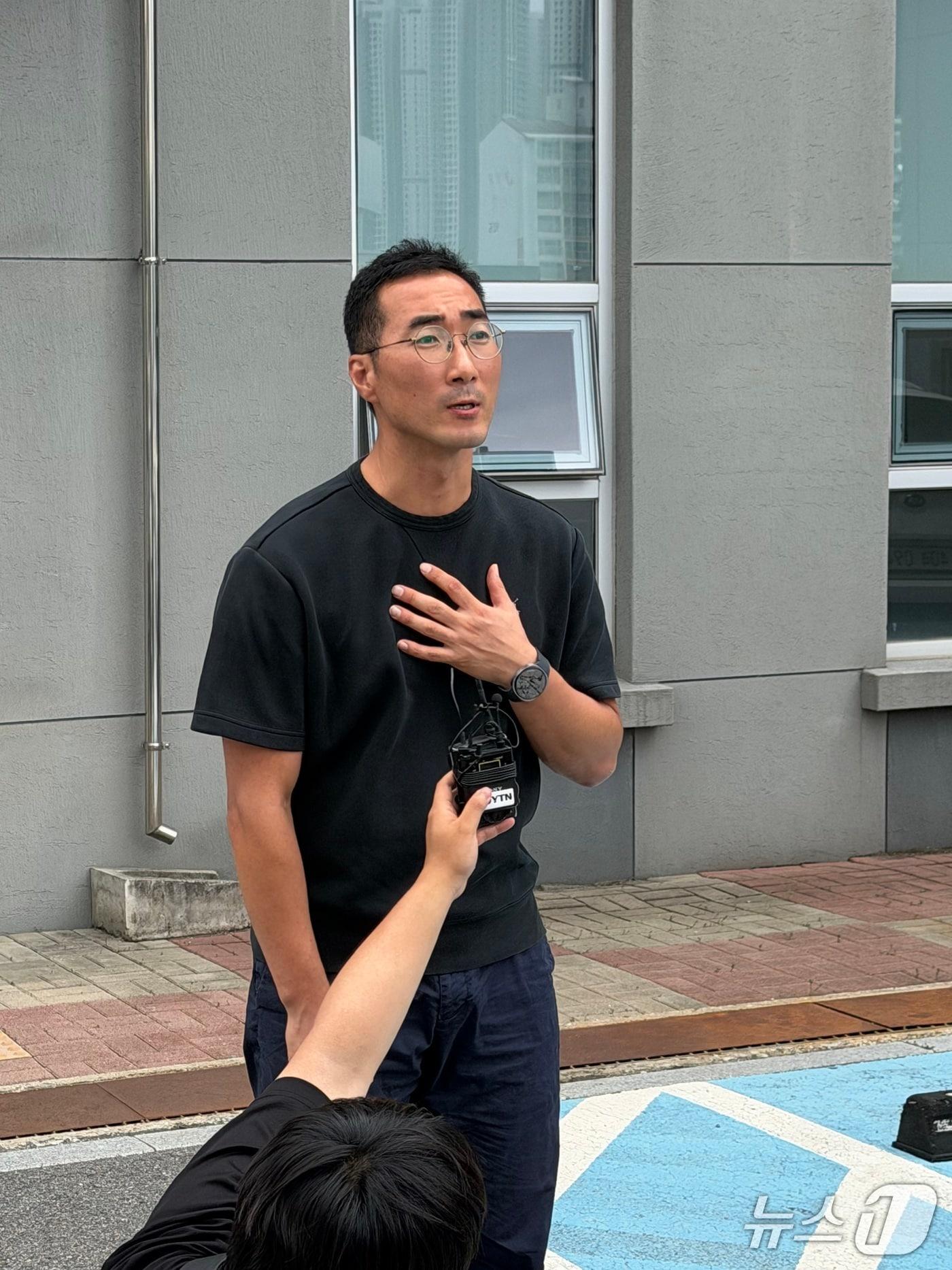 본문 이미지 - 고(故) 이도현 군의 아버지 이상훈 씨가 13일 춘천지법에서 열린 항소심 준비기일에 참여한 뒤 기자들의 질문에 답하고 있다.2026.8.13 한귀섭 기자
