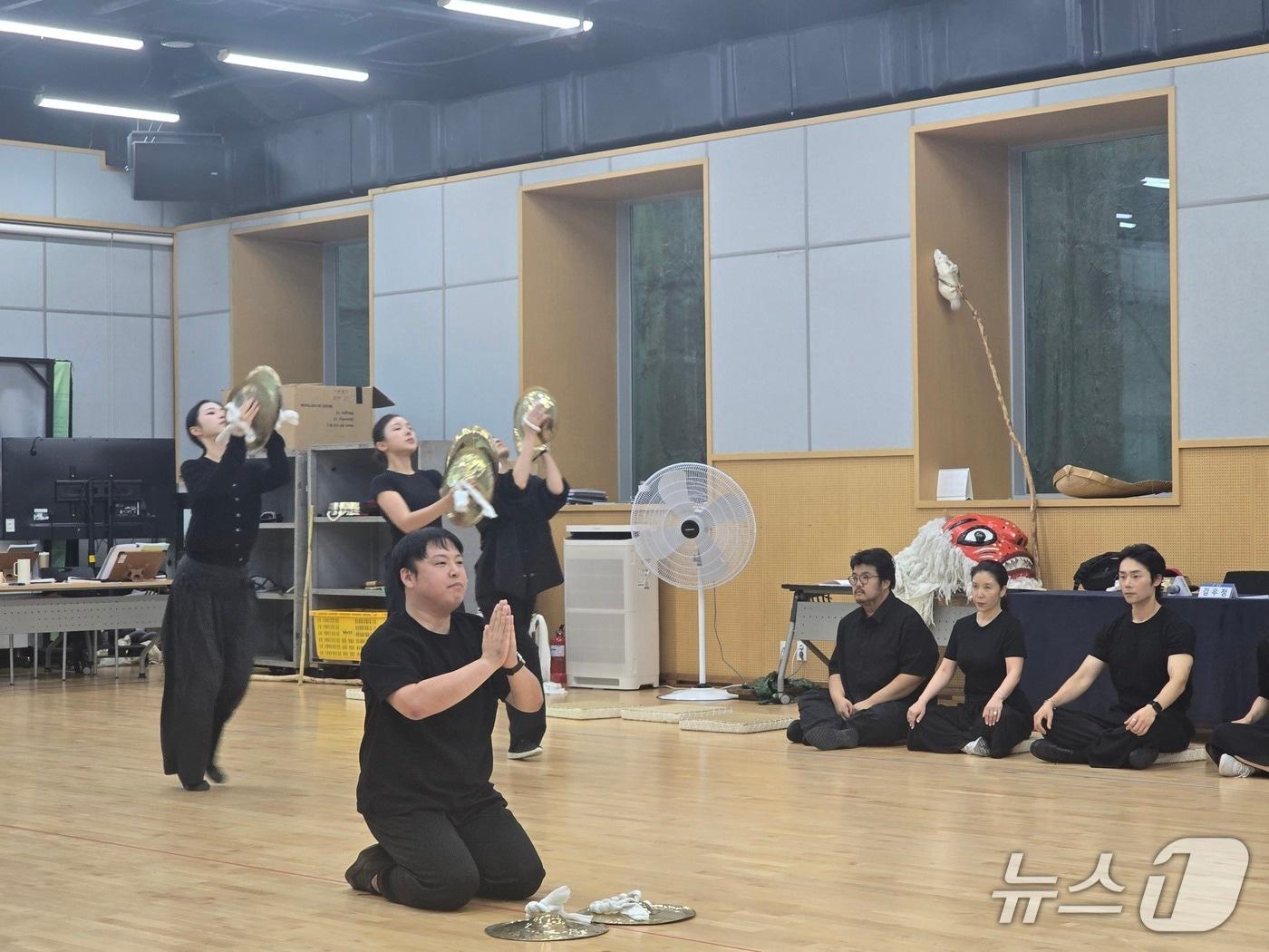 본문 이미지 - 12일 국립창극단이 '귀토' 국립극장 뜰아래 연습장에서 시연을 선보이고 있다. 2026.08.13. ⓒ 뉴스1 김정한 기자