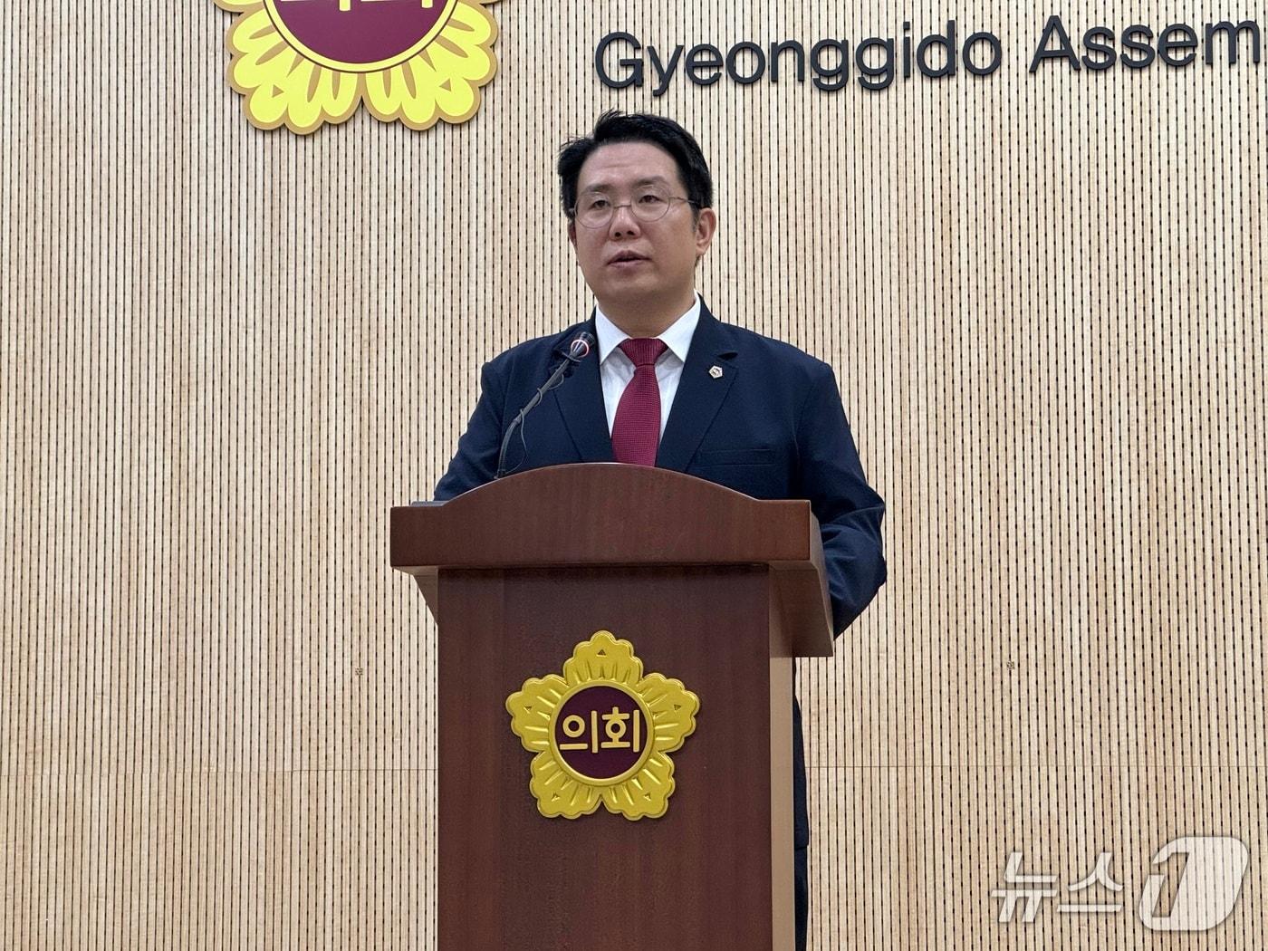 본문 이미지 - 13일 오후 김현석 경기도의회 의원이 도의회 브리핑룸에서 기자회견을 열고 정부의 과천 경마공원·옛 국군방첩사령부 부지 9800호 주택공급 계획 즉각 철회를 촉구했다.2026.08.13/뉴스1 ⓒ News1 송용환 기자