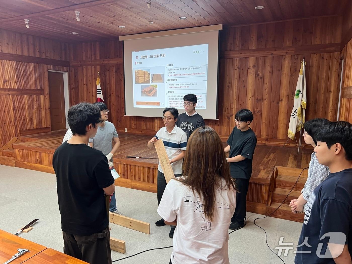 본문 이미지 - 동부지방산림청 국유림관리소 담당자들이 목재제품 품질단속 교육을 듣고 있다.(동부산림청 제공, 재판매 및 DB 금지) 2026.8.13/뉴스1