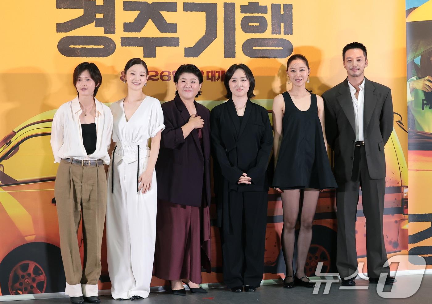 본문 이미지 - 배우 이연(왼쪽부터)과 박소담, 이정은, 김미조 감독, 공효진, 변요한이 13일 오후 서울 송파구 롯데시네마 월드타워점에서 열린 영화 ‘경주기행’ 언론배급시사회 및 기자간담회에서 포즈를 취하고 있다. ‘경주기행’은 수학여행에서 돌아오지 못한 막내딸 경주를 위해 8년의 기다림 끝에 죽이는 여행을 떠난 네 모녀의 가족 복수극이다. 2026.8.13 ⓒ 뉴스1 권현진 기자