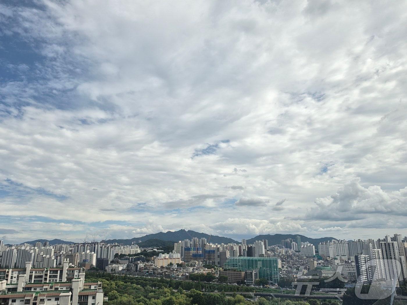 본문 이미지 - 13일 오후 서울 영등포구 여의도에서 바라본 관악구 관악산 방면 도심의 하늘에 구름이 가득하다. 2026.8.13 ⓒ 뉴스1 황덕현 기후환경전문기자