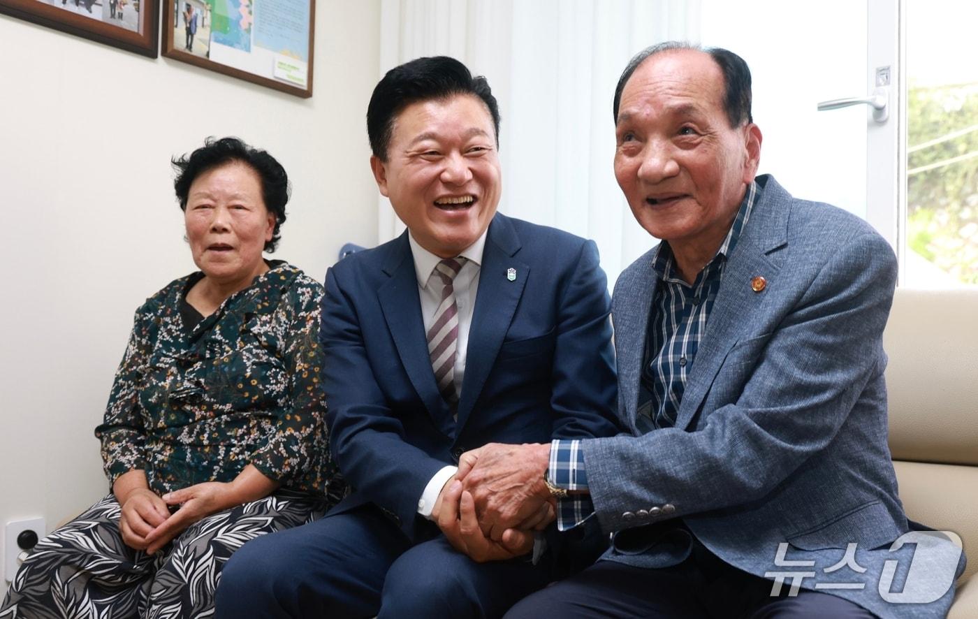 본문 이미지 - 신용한 충북지사가 13일 이구현 독립운동가의 후손 이수형 씨 자택을 찾아 위문하고 있다.(충북도 제공. 재판매 및 DB금지)
