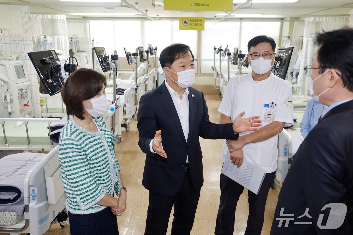 본문 이미지 - 보건복지부는 이형훈 제2차관이 13일 경기 안산 단원구의 서안산노인전문병원을 방문해 '요양병원 간병서비스 제도화 방안'을 논의하기 위한 현장간담회를 가졌다고 밝혔다.(보건복지부 제공)